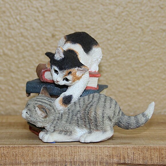 **SOLD** Kittens Playing on Books Retired Resin Figurine by Country Artists - Picture 3 of 11
